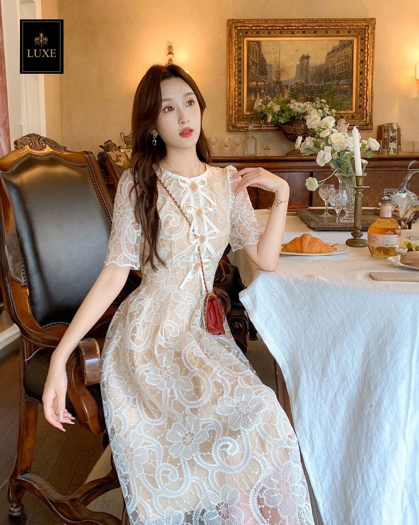 เดรสแฟชั่น เดรสเสื้อคอกลมแขนสั้น กระโปรงจับจีบทรงเอ เสื้อแต่งด้วยริบบิ้นและดอกไม้ลูกปัดสีทอง