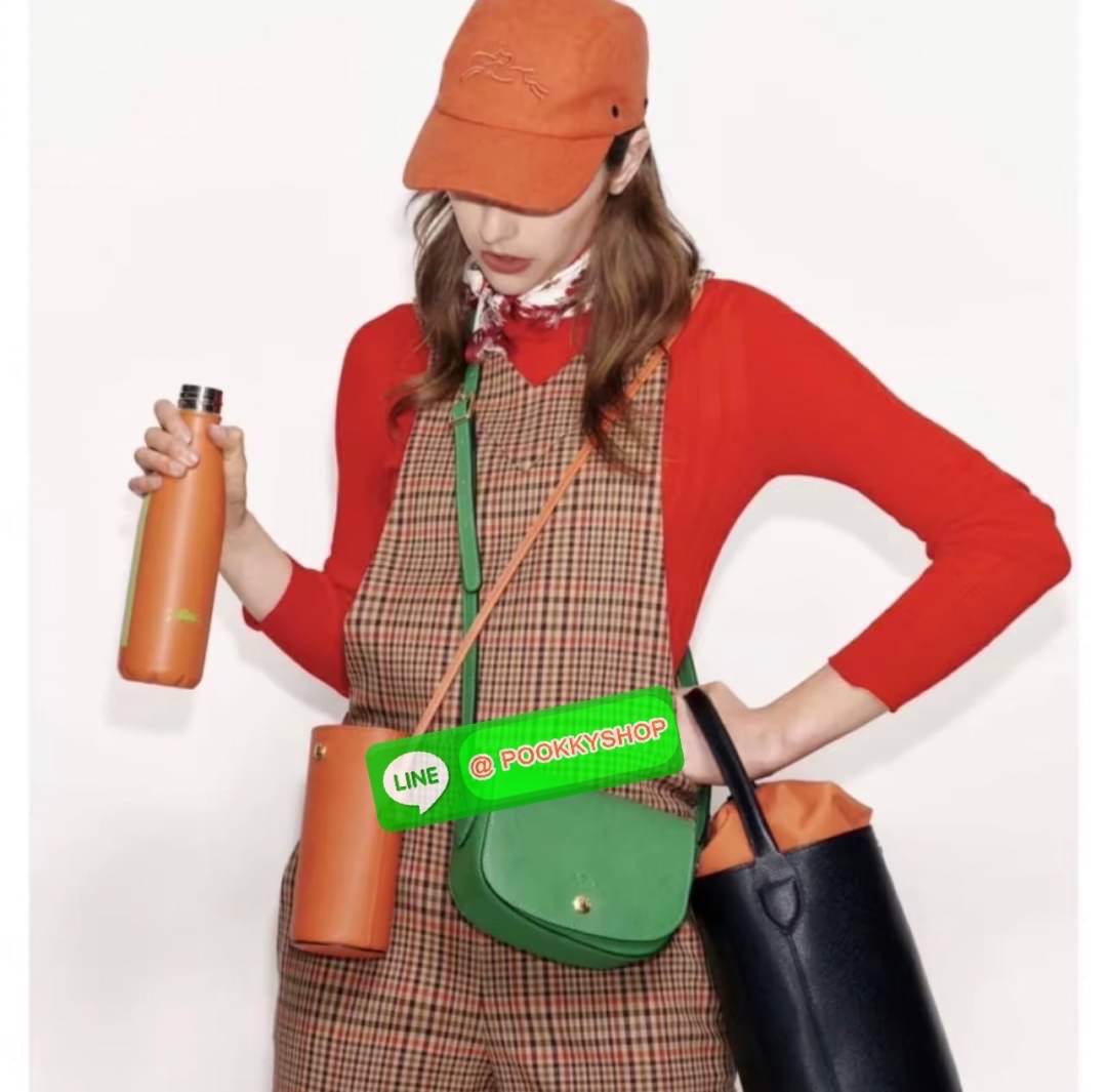 💕Longchamp Epure Crossbody Bag ด้วยรูปแบบที่ชวนให้นึกถึงฝาพับของ Le Pliage กระเป๋าสะพายข้างขนาดเล็กใบนี้มีทั้งความอ่อนเยาว์และความเป็นผู้หญิงในเสน่ห์ของมัน โดดเด่นด้วยรูปทรงกระเป๋าแบบอานม้า ยกย่องให้กับตำนานนักขี่ม้าของ Longchamp EPURE สายสะพายซึ่