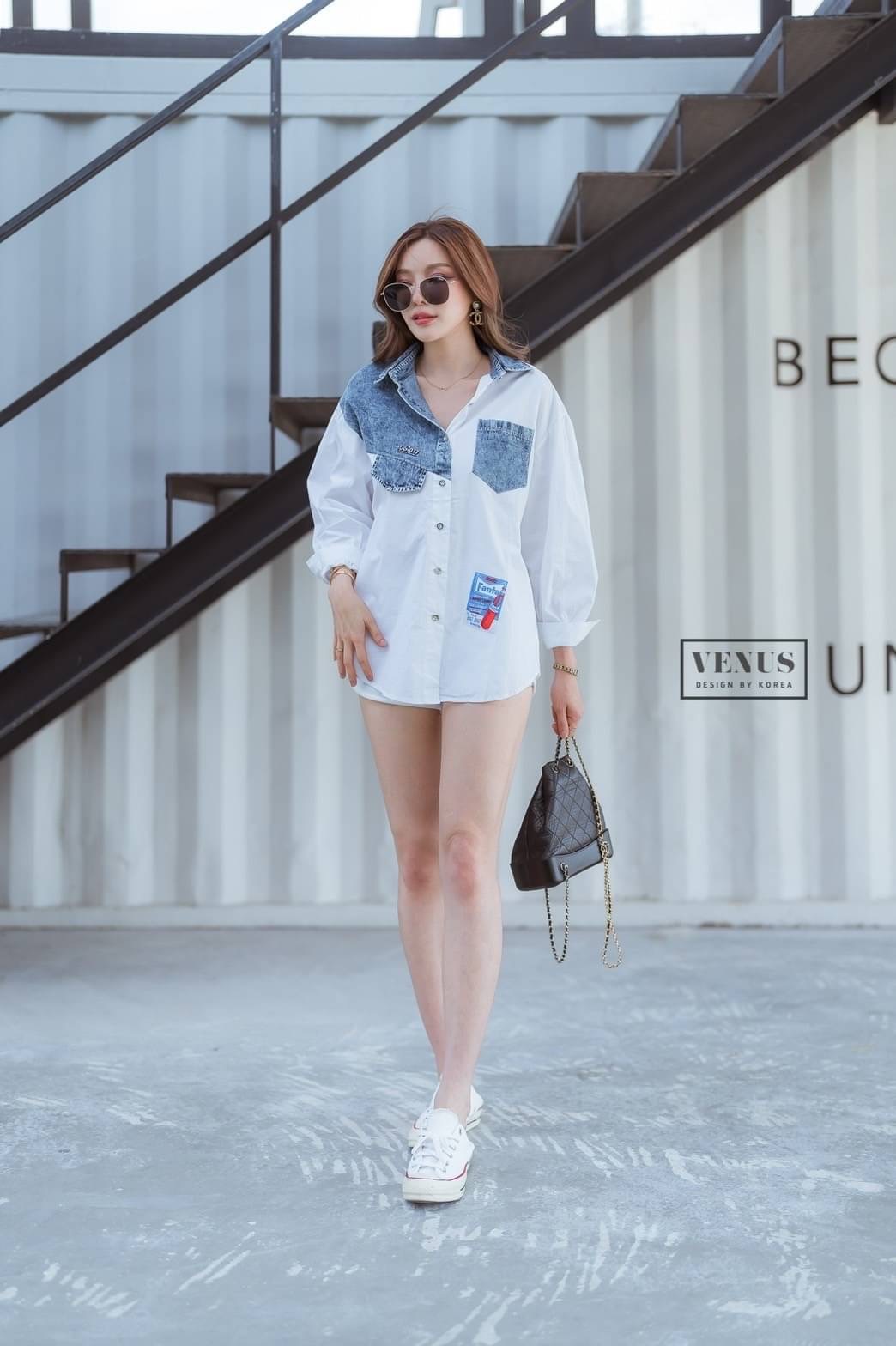 Restock ♥️♥️♥️ I'm Lady By Venus Moshino Jeans Shirt เสื้อเชิ๊ตแต่งผ้ายีนเนื้อดี ด้านหลังสกีนลายน้องหมี ตามแบบฉบับแบรนด์ดัง แม๊ทกับรองเท้าผ้าใบก็เก๋นะคะ