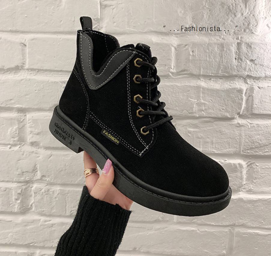 แบบมาใหม่ งานสวยเว่อร์ๆ !! รองเท้าบู้ททรงสั้นหุ้มข้อ พื้นหนา 3 c.m. วัสดุหนังสักกะหราดเนื้อหนาขึ้นทรง ดีไซน์ผ่าข้างเก๋ๆ ใส่นุ่มสบายเดินไม่เมื่อยจ้า งานจริงสวยมากกกไม่จกตา รูปถ่ายจากสินค้าขายจริง 100% สาวกบู้ทใครไม่สั่งคู่นี้พลาดมาก!!