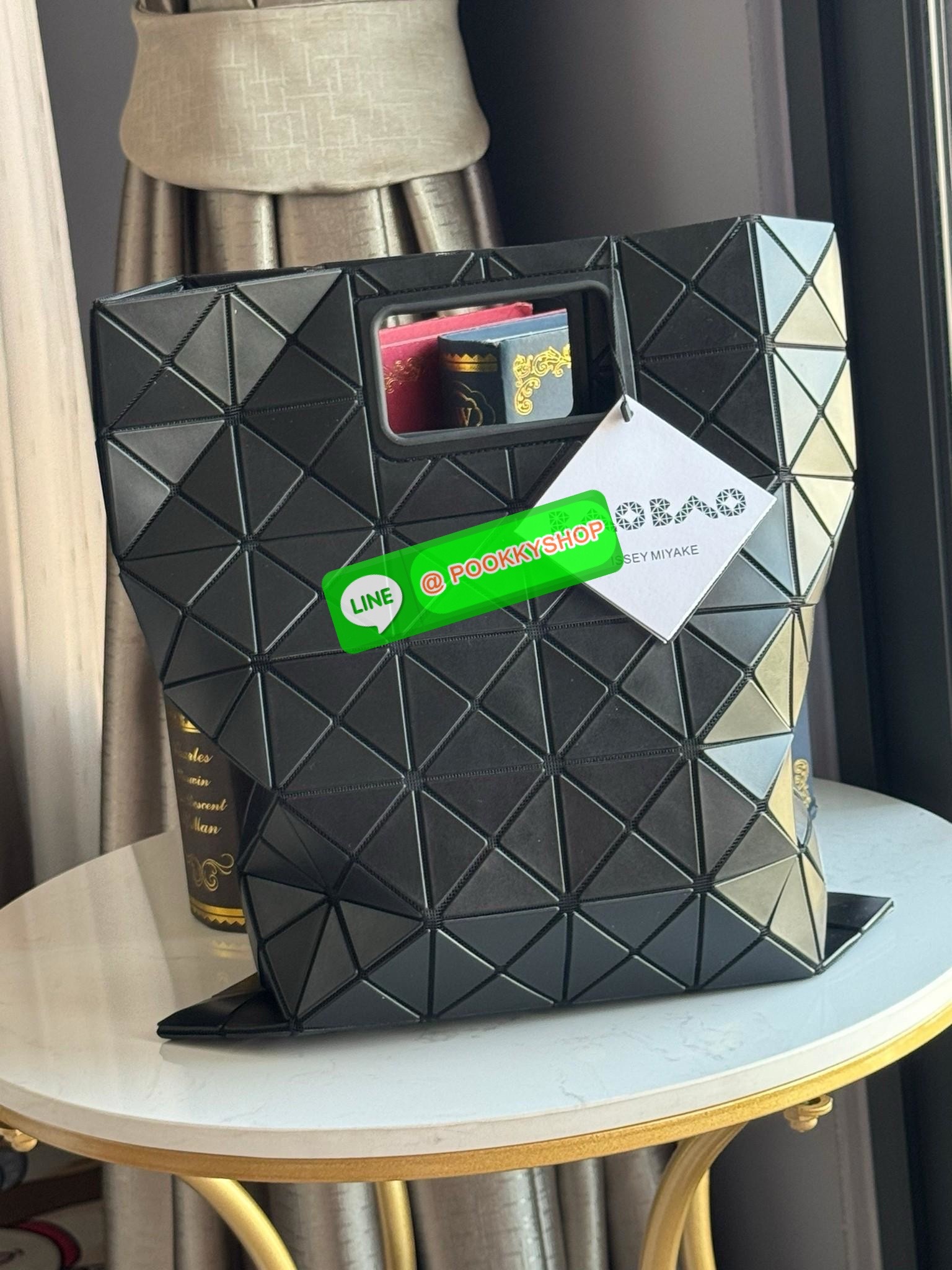 Baobao Issey Miyake large Bocca matte-finish tote bag BOCCA MATTE เป็นกระเป๋าถือรูปแบบใหม่ที่มีด้ามจับด้านในที่ช่วยให้กระเป๋าวางอยู่บนแขนหรือข้อมือได้อย่างนุ่มนวล เป็นกระเป๋าถือขนาดใหญ่นี้มีกระเป๋าด้านในพร้อมซิปที่ช่วยให้จัดเก็บได้อย่างปลอดภัย สามารถใส่แล