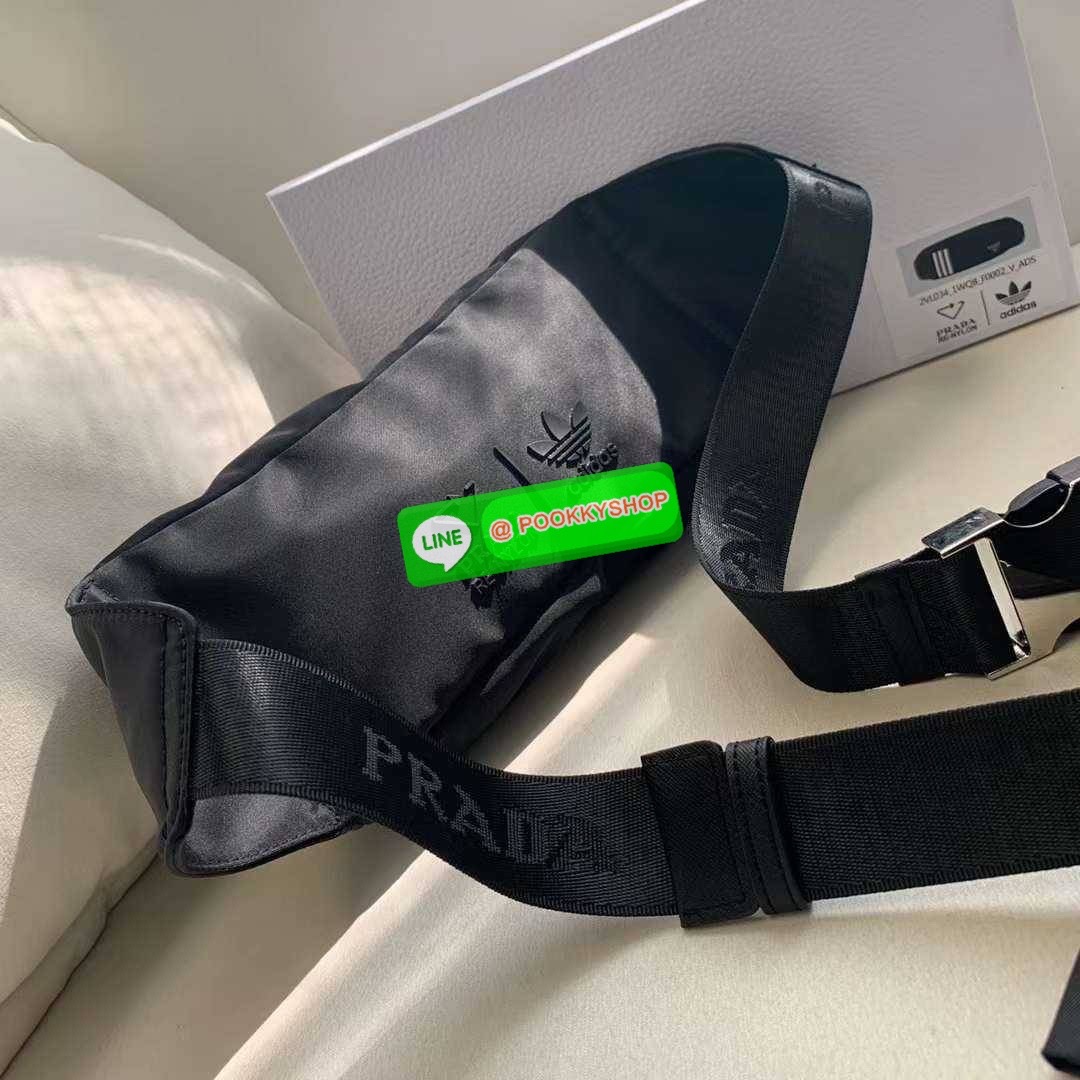 New Arrivals!!!PRADA Bag Premium gift กระเป๋าถือหรือสะพายพรีเมี่ยมกิ๊ฟ ซึ่ง Adidas และ Prada นำเสนอ กระเป๋าคาดเอวสไตล์สปอร์ตและอเนกประสงค์ และนำแถบสามแถบที่เป็นเครื่องหมายการค้าของ Adidas มาปรับปรุงใหม่ให้เป็นหนัง Saffiano ซึ่งเป็นวัสดุสัญลักษณ์ของ Prada