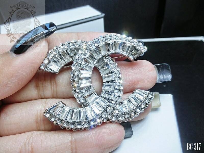 เข็มกลัดโลโก้ ccตัวนี้ชนชอปจ้า ปังมาก เป็นที่นิยมทั้งดาราไทย และอินเตอร์ ด้านในเป็นเพชรเหลี่ยมเรียง1แถว ด้านนอกเป็นเพชรกลมเรียงขอบนอกแถว ระยิบระยับแสบตามาก ใครไม่มีถือว่า “พลาด” พูดเรย