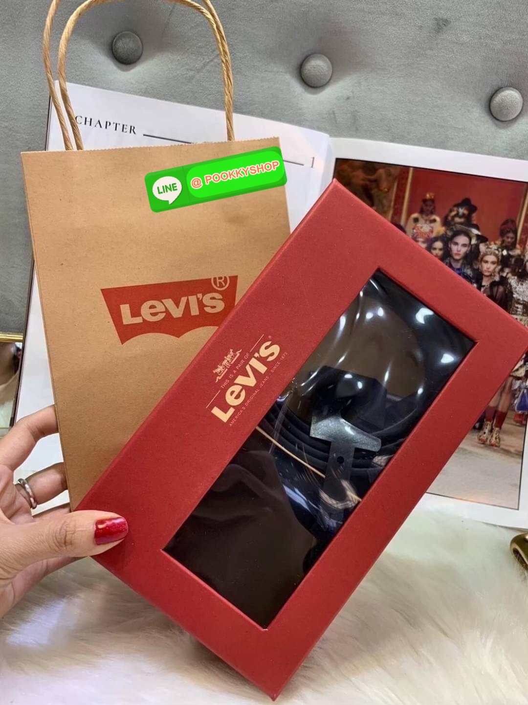 Levi's Leather Belt & Wallet Set เซตสุดคุ้ม กระเป๋าสตางค์หนังนิ่ม ด้านหน้าตกแต่งด้วยโลโก้แบรนด์ ด้านในมีช่องใส่รูป ช่องใส่บัตร และช่องใส่ธนบัตร 2 ช่อง มาพร้อมกับเข็มขัดสุดเท่ และที่เจาะรูเข็มขัดค่ะ