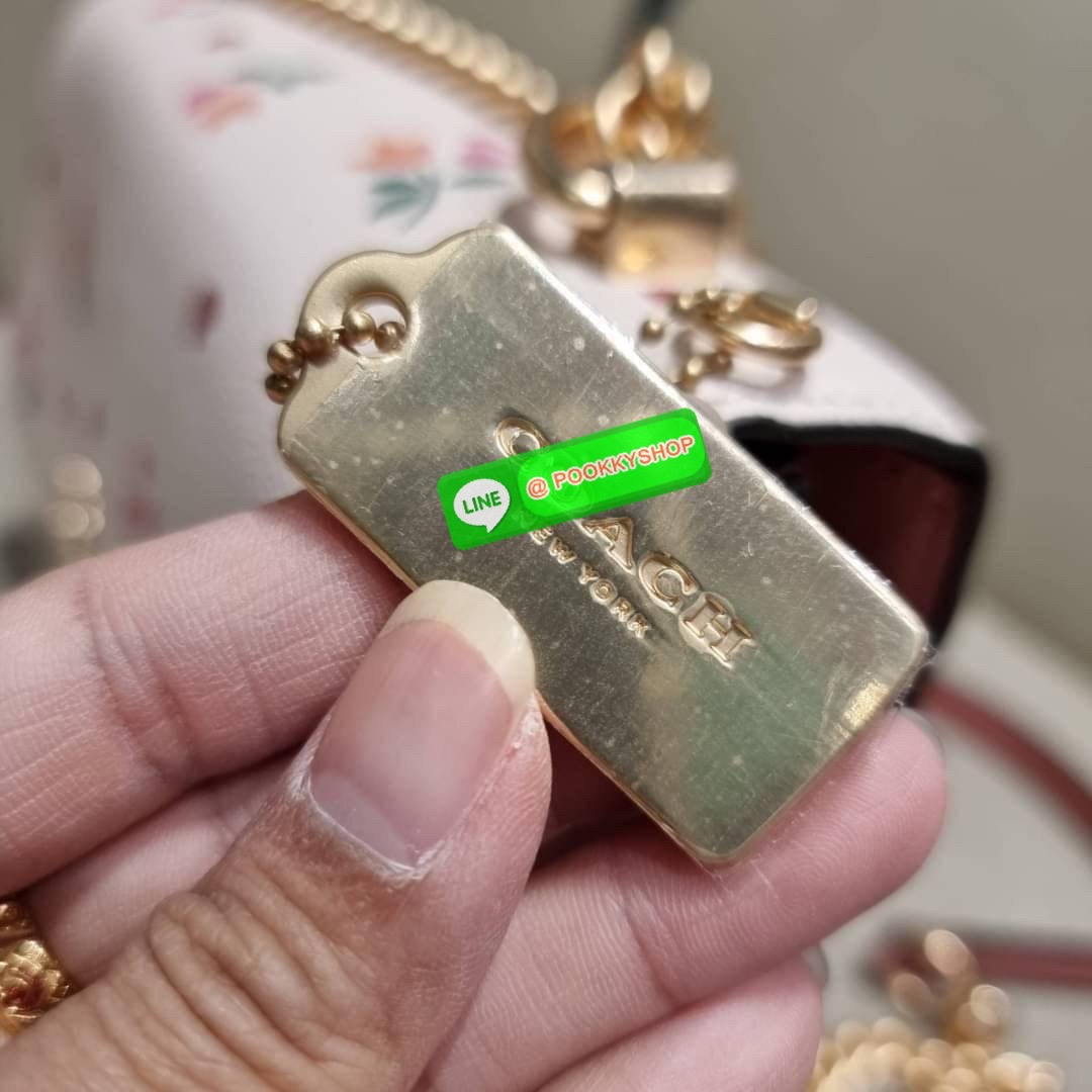 COACH C7596 KLARE CROSSBODY WITH HEART PETAL PRINT หนึ่งคอลเลคชั่นที่ฮิตไม่หยุดยั้ง!! ขายดิบขายดีทุกดีไซน์ รอบนี้มาตอบโจทย์สายหวาน ใหม่ล่าสุด น้องน่ารักม้ากกกก!! กับกระเป๋าสะพายข้าง โทนสีละมุนลูกคุณ!! คือดี!! เพิ่มลูกเล่นช่อดอกไม้หัวใจ ให้มีสีสัน สายสะพาย