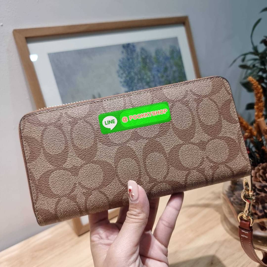 COACH CF218 COACH × PEANUTS LONG ZIP AROUND WALLET IN SIGNATURE CANVAS WITH PATCHES ใหม่ล่าสุด กับกระเป๋าสตางค์ใบยาวกึ่งคล้องมือ สวยดูแพง ดีไซน์ตกแต่งแพทช์เหล่าการ์ตูนยอดฮิต คลาสสิคไม่มีเอาท์ คมชัดมีเลเยอร์ วัสดุหนังแคนวาสเคลือบผิว ดูแลรักษาง่าย มาพร้อมสา