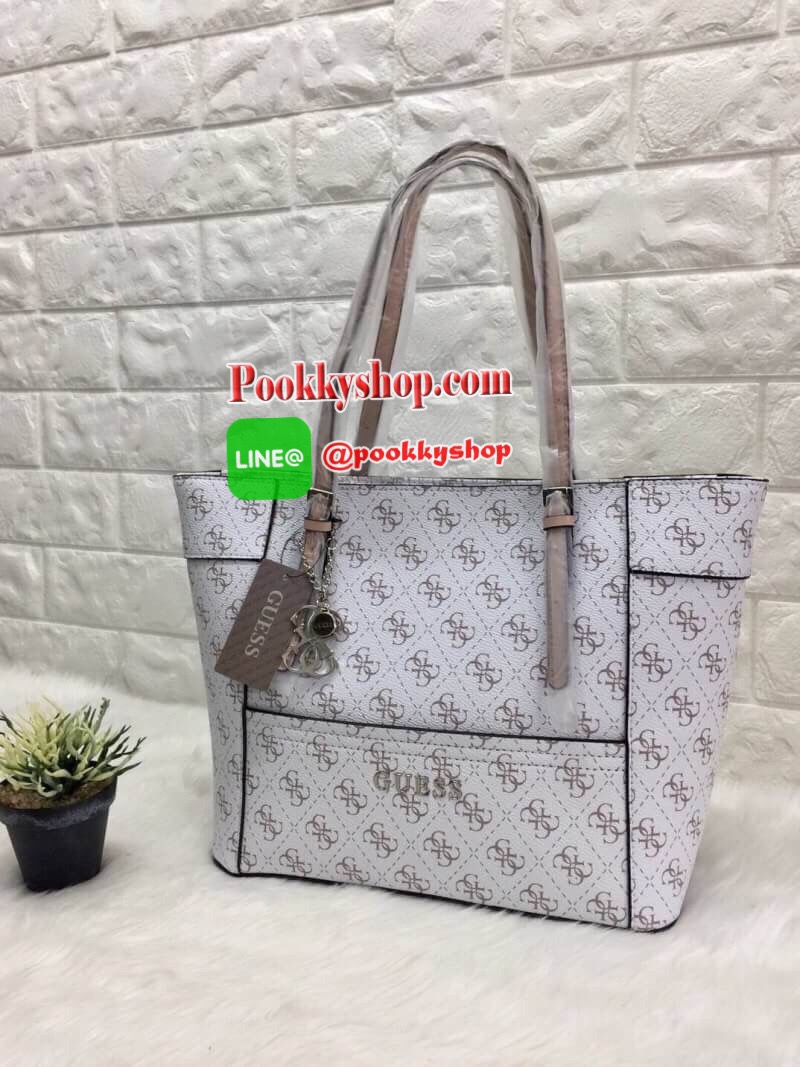 New in GUESS LARGE TOTE BAG พร้อมส่งกระเป๋าถือหรือคล้องไหล่ได้ ลายหนังแบรนด์ตัวจีไขว้ตามแบบฉบับแบรนด์เลยค้าา นำ้หนักเบานะค่ะ ด้านหน้าติดอะไหล่แบรนด์ตัวใหญ่ พร้อมห้อยพวงแบรนด์อะไหล่เงินด้านหน้ามาด้วยค่ะ เปิดปิดกระเป๋าด้วยซิป ซัปในลายแบรนด์ ด้านในโล่งกว้างใ