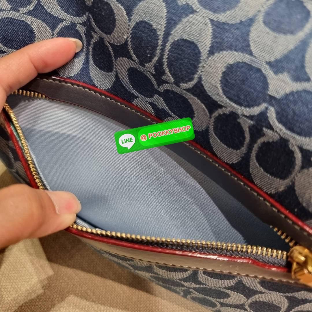 COACH CA105 SOFT TABBY SHOULDER BAG IN SIGNATURE DENIM ใหม่ล่าสุด กระเป๋าสะพายไหล่/สะพายข้าง ดีไซน์วินเทจย้อนยุค สวยคมชัด ด้วยดีไซน์สีเดนิม ให้ดูคลาสสิคมากขึ้น วัสดุผ้าเดนิมลายซิกเนเจอร์ น้ำหนักเบา เปิด-ปิดด้วยฝาปิดแม่เหล็ก ด้านหลังมีช่องซิป ภายในเป็นช่อง