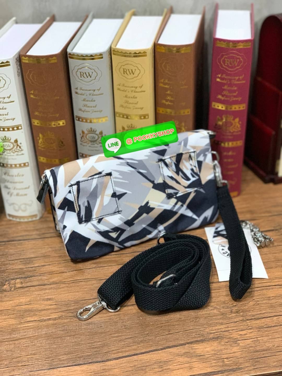 Kipling Lynne Small Crossbody Convertible Bum Bag กระเป๋าที่เป็นได้มากกว่าถือคลัชท์ ขนาดกะทัดรัด มีสะพายแยกนำมาสะพายไหล่หรือคาดอก คาดเอวก็ได้ มีสายสะพายสั้นและยาวอย่างละ1เส้น ถอดสับเปลี่ยนใช้งานได้ และยังสามารถถอดสายออก ใช้เป็นกระเป๋าคลัชได้ ใช้งานได้2ช่อ