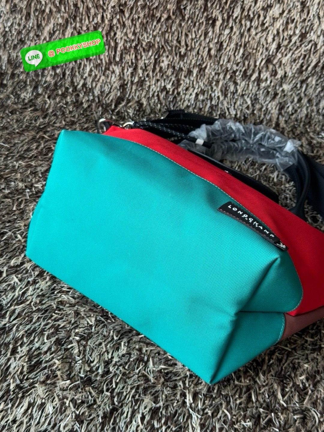 Longchamp Neo s Adjustable เป็นกระเป๋าสไตล์สปอร์ต ทันสมัย และใช้งานได้จริง น้ําหนักเบา กระเป๋าใบนี้เป็นเครื่องประดับที่มีเสน่ห์ในอุดมคติที่จะติดตามคุณในทุกกิจกรรมยามเย็นของคุณ มาพร้อมกับสายสะพายไหล่ปรับได้ สามารถพกพาได้ ทั้งแบบถือและสะพาย เหมาะสําหรับใช้ใ