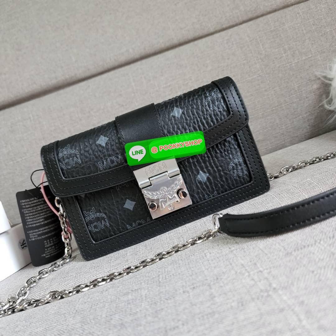 MCM Gretl Cossbody in visetos กระเป๋า Gretl กระทัดรัด ไอเทมใหม่ สุดฮิต ที่สาวๆต้องมีคะ วัสดุหนังแคนวาส ตัดหนังแท้ มาพร้อมสายสะพายโซ่อะไหล่สลับหนัง ข้างช่องโล่งสามารถใส่มือถือ iPhone Pro max ได้เหมาะสำหรับสะพายเที่ยวชิวๆในวันหยุดพักสบายๆ สีน้ำตาลคอนยัคทีแม