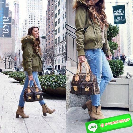 LV MANHATTAN HANDBAG กระเป๋าถือทรงผู้ดี คลาสสิค สวยหรู ไซส์กำลังสวย ราคาแสนดีจากวีไอพีพรีเมี่ยมกิ๊ฟ ดีไซน์ตกแต่งกระเป๋าเล็กด้านหน้า ใส่ของจุกจิกได้ วัสดุหนังแคนวาส ภายในโล่งกว้างมาก มีช่องซิปและช่องย่อย มาพร้อมสายสะพายครอสบอดี้ ถอดออกได้ คล้องแขนเก๋ๆ สะพา