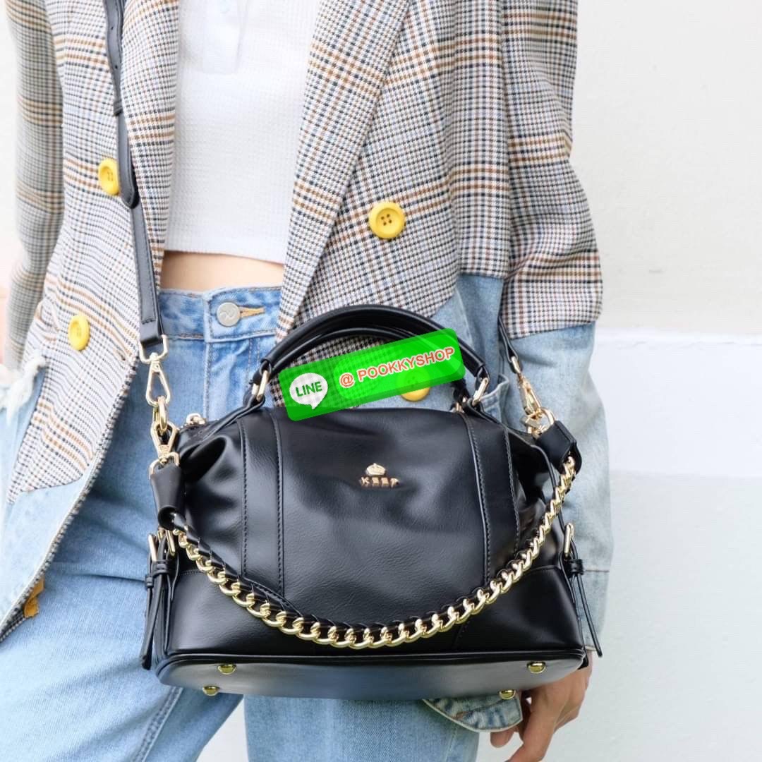 รุ่นขายดีเข้าเพิ่มนะคะ KEEP รุ่น ‘ Ella ‘ bag ทรง Pillow ( ทรงหมอน ) ที่สาวๆ ถามหา กลับมาแล้วค่า พร้อมฟังก์ชันจัดเต็มเหมือนเดิม ใบนี้ size M ใส่ กระเป๋าสตางค์ยาวได้ ใส่ไอแพดได้ ใครต้องการกระเป๋าที่ใช้ได้ทุกวัน ใส่ของครบ แอดมินแนะนำใบนี้เลยค่า สวย คุ้มแน่น