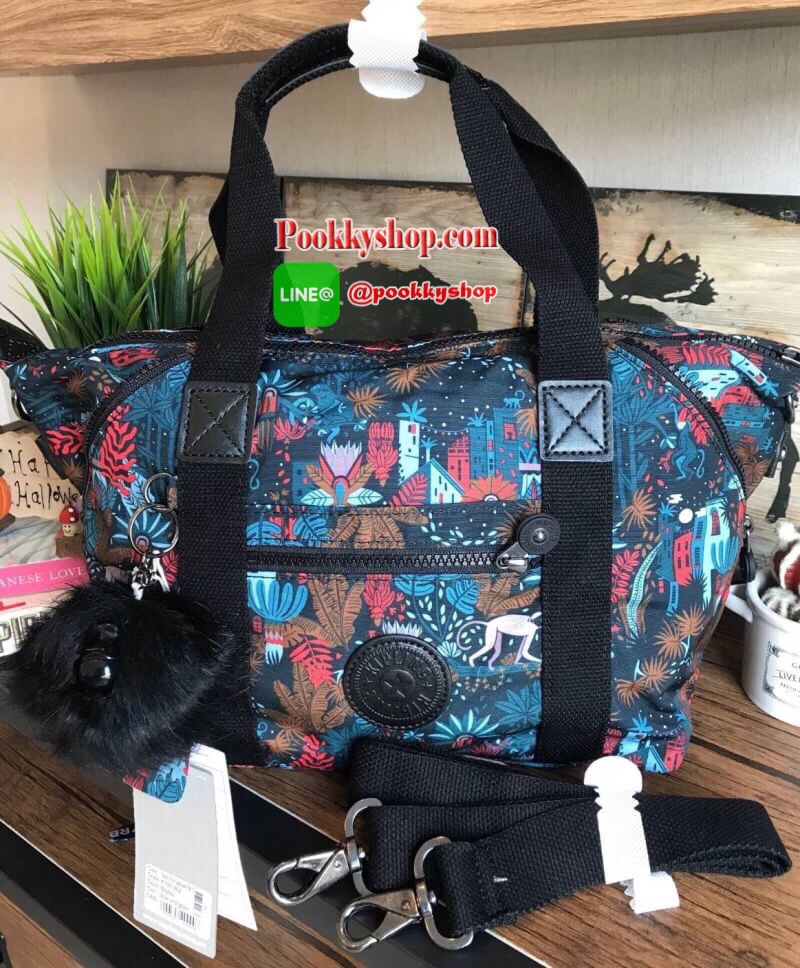 Kipling Art Mini Shoulder Bag จากMayday’s Collection กระเป๋าถือหรือสะพาย วัสดุPolyamide 100% ขนาดกลาง น้ำหนักเบา รุ่นนี้เก็บทรงได้ตามแบบฉบับของ Art mini ช่องซิปและช่องการใช้งานมีให้เป็นสัดส่วน มาพร้อมmonkey Pompom และสายสะพายถอดและปรับได้ฟรีไซส์ ใช้งานได้