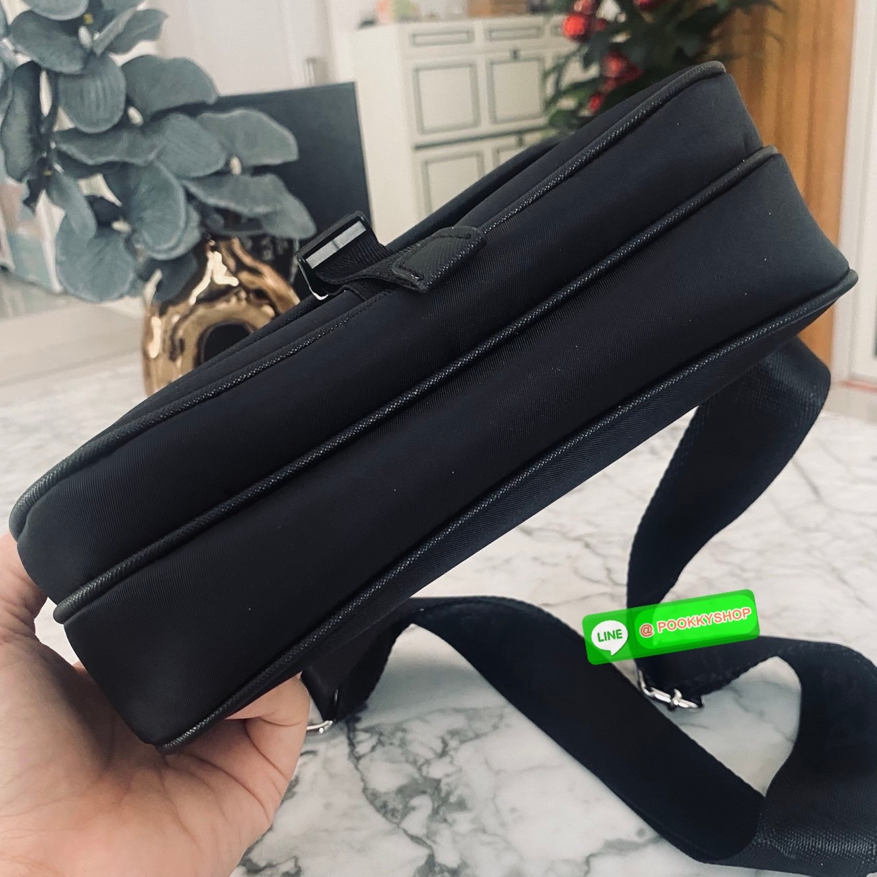 Prada Re-Nylon Messenger Bag กระเป๋าสะพายทรงแมสเซ็นเจอร์ รุ่น Unisex ใช้ได้ทั้งชายหญิง รุ่นยอดนิยมดีไซส์เรียบง่าย โทนสีดำคลาสสิกเข้าได้กับทุกลุค ขนาดกำลังดี สายสะพายยาวปรับระดับได้ สะพายไหล่หรือครอสบอดี้ก็ดูดี ดูเท่ห์ไปหมดจริงๆ ค่ะ