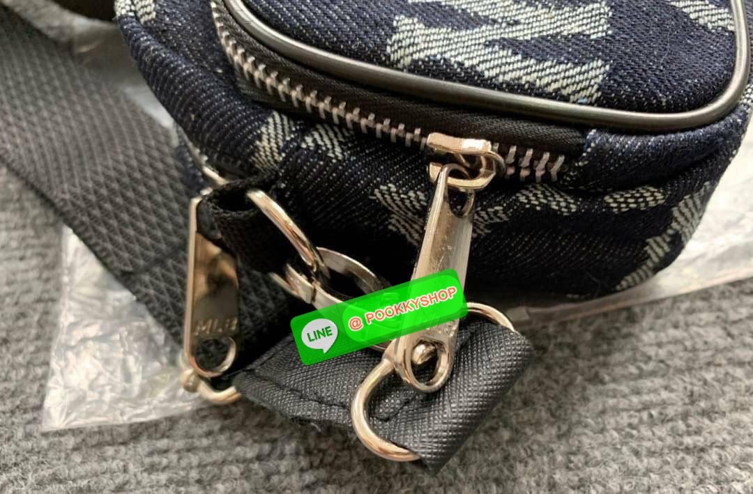 MLB NY แท้💯รุ่นนี้เป็นสองซิบ มาพร้อมใบลูกน่ารักมากๆค่ะ กระเป๋าวะพายข้าง ทรงสวยดีเทลเก๋ ปักโลโก้NYบนกระเป๋างานสวยมากๆค่ะ สีสวยเท่สุดๆใส่กับอะไรก็แมทสุดๆสีดำ สายปรับได้ตามระดับค่ะรุ่นนี้ไม่มีไม่ได้แล้วน๊า ป้ายแท็กในตัว งานน่ารักมากๆค่ะ ราคาโปรโมชั่น