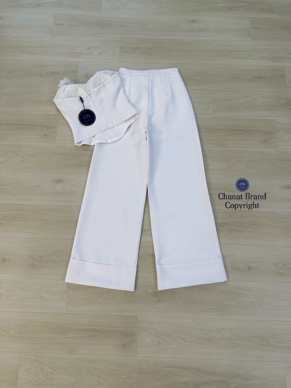 ชุดเซทแฟชั่น Set 2 ชิ้น เสื้อเกาะอกสีขาว ช่วงอกเสริมฟองน้ำ ด้านหน้าแต่งแถบกุ้นลาย (ซิปหลัง)