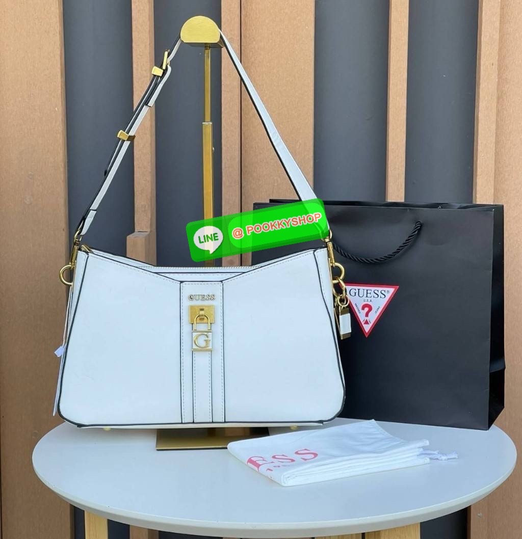 Guess แท้ Outlet กระเป๋าทรง hobo สะพายไหล่ สายสะพายหนังปรับระดับได้ ประดับด้วยพวงกุญแจแบรนด์ เปิดปิดด้วยซิป ด้านในซับในตราแบรนด์อย่างดี