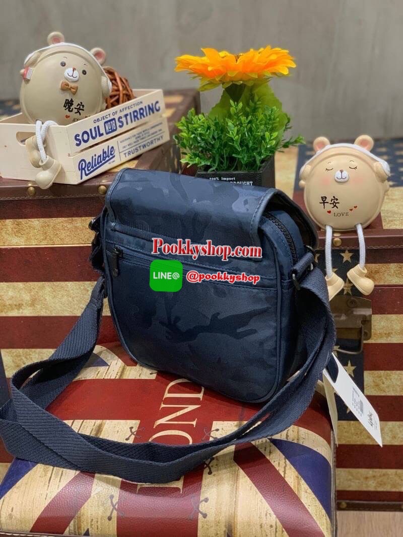 Kipling Nuria Shoulder Bag กระเป๋าสะพายคอลเลคชั่นล่าสุดของsatin camoรูปทรงสวยขนาดกระทัดรัด เปิดด้วยกระดุมแม่เหล็ก มีช่องกระเป๋าด้านหน้า มีช่องซิปหลัก ช่องซิปและช่องใส่ของจุกจิก พร้อมสายห้อยกุญแจด้านใน ด้านหลังมีช่องซิป สายสะพายเลื่อนปรับได้ตามต้องการ สะพา