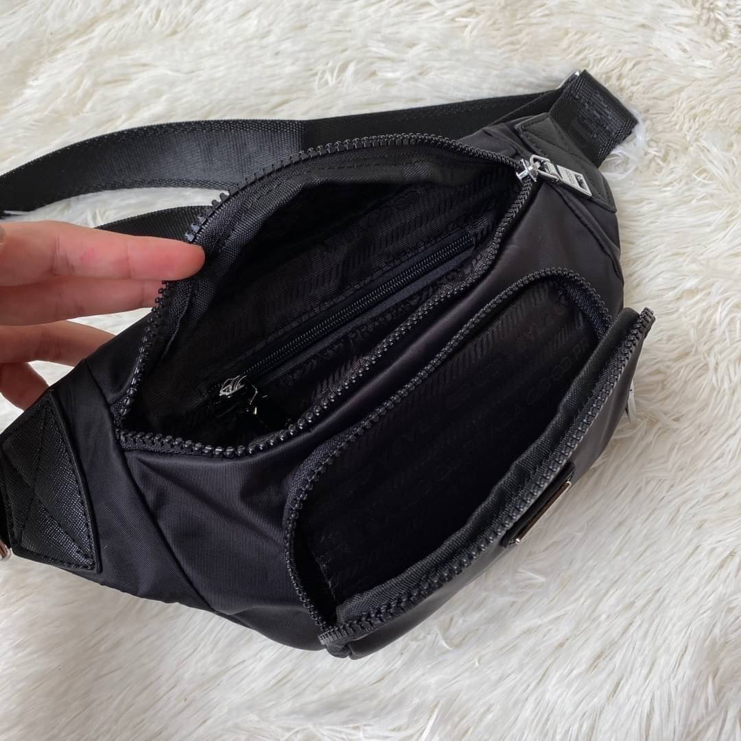 พร้อมส่งค้าา กระเป๋าคาดอก จากแบรนด์ Prada วัสดุทำจากผ้าNylon อย่างหน้า อยู่ทรงสวยเลยคะ ขนาดกะทัดรัด ใส่มือถือ บัตรเครดิต ได้เหลือๆ ด้านหน้ามีช่องซิปแยกให้คะ ด้านในบุผ้าลายแบรนด์อย่างดี มีป้ายโลหะแบรนด์ พร้อมช่องใส่ของแยกอีกด้วยคะ อะไหล่เงินทั้งใบ รุ่นนี้แ