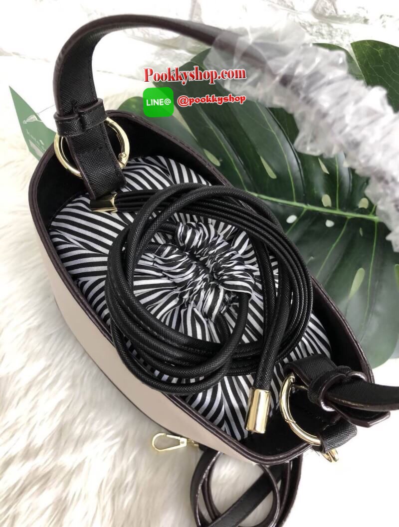 New arrival!!! Katr spade new york cameron street pippa bag 2018 พร้อมส่ง รุ่นใหม่ล่าสุดค่ะ!!! กระเป๋าวัสดุหนังซาฟเฟียโน่ ทรงถัง สามารถถือได้ สะพายข้างได้ค่ะ ด้านหน้าติดอะไหล่แบรนด์ ปากกระเป๋าเปิดปิดแบบหูรูด แบบหนังห้อยยาวลงมา หนังรูดง่ายมากค่ะ ภายในกระเป