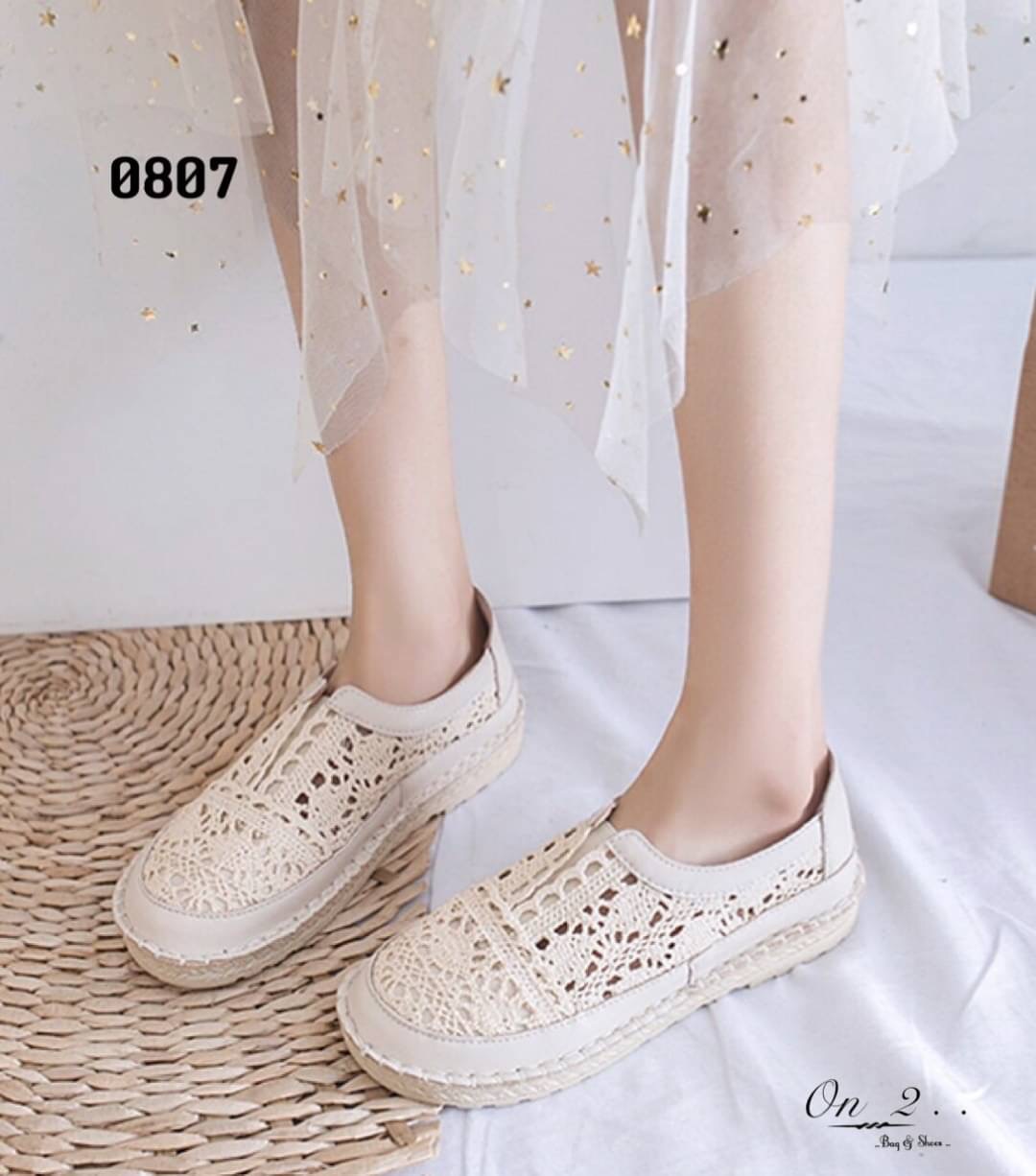 สวยแค่ไหนถามใจดู รองเท้าผ้าใบลูกไม้งานจริงสวยมากก ใส่ง่ายด้านหน้าเป็นยางยืด พื้นเสริมกันลื่นใส่เข้ากับชุดง่ายได้ทุกชุด มา2สี