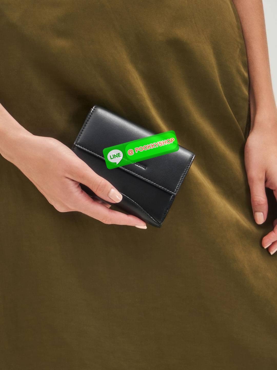 Snap Button Mini Short Wallet กระเป๋าเงินใบกลางหนังเรียบใบสวย จับถนัดมือ เปิดปิดแบบกระดุมแม่เหล็ก เป็นช่องใส่เหรียญ/บัตร และช่องใหญ่ใส่แบงค์เปิดปิดแบบกระดุม มีช่องใส่การ์ด 7 ช่อง และช่องใส่แบงค์ 2 ช่องใหญ่ ใส่แบงค์1000 แบบไม่พับได้เลยค่ะ แนะนำไปใช้กับกระเ