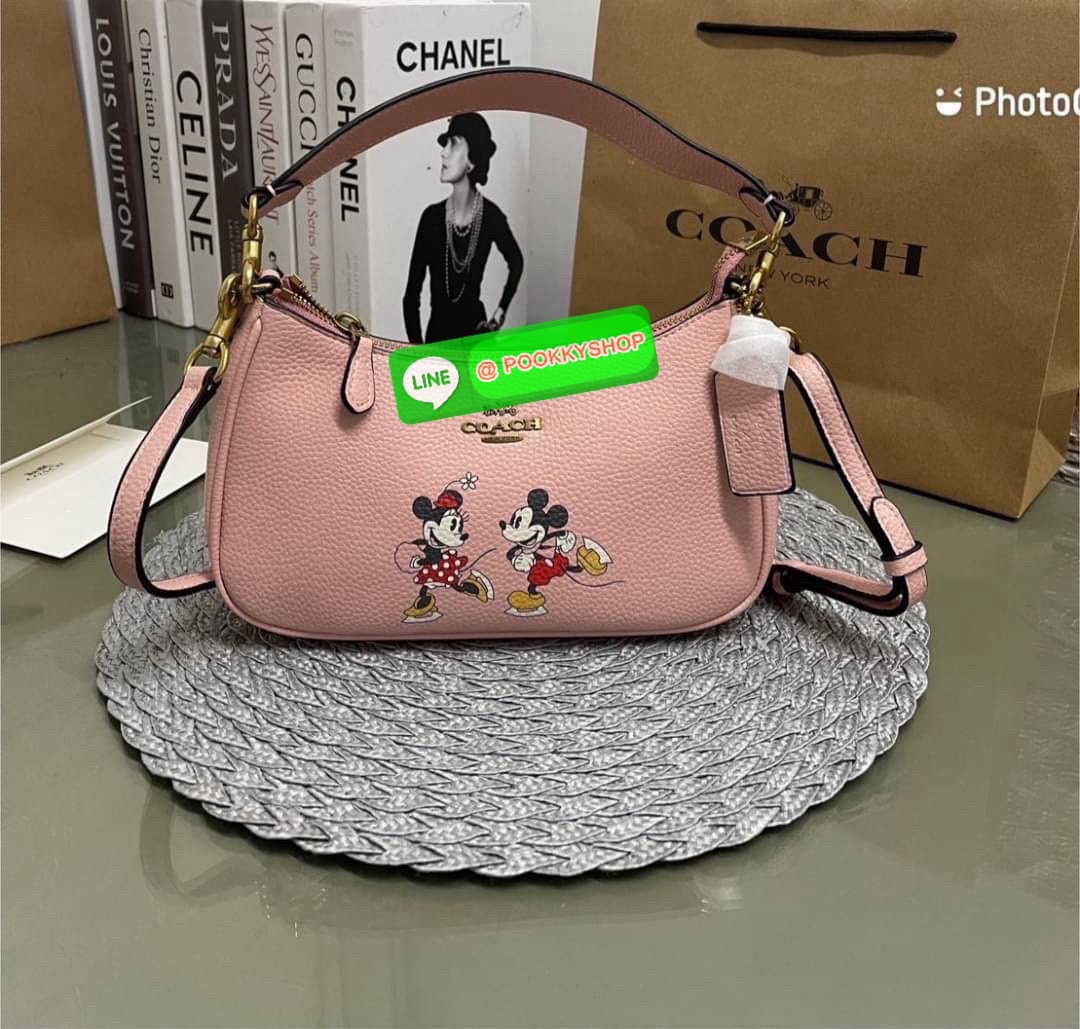 COACH CM859 Disney X Coach Teri Shoulder Bag With Mickey Mouse (mouse)✨ Coach CM859-กระเป๋าขนาดที่น่ารักจนใจบาง 🌸✨ หนังเรียบ ชัด เพิ่มความหวานแบบมีพลัง ใช้งานง่าย หิ้วก็ได้ สะพายก็สวย สลับสายได้ 2 แบบในใบเดียว น้ำหนักเบา ฟังก์ชันครบ