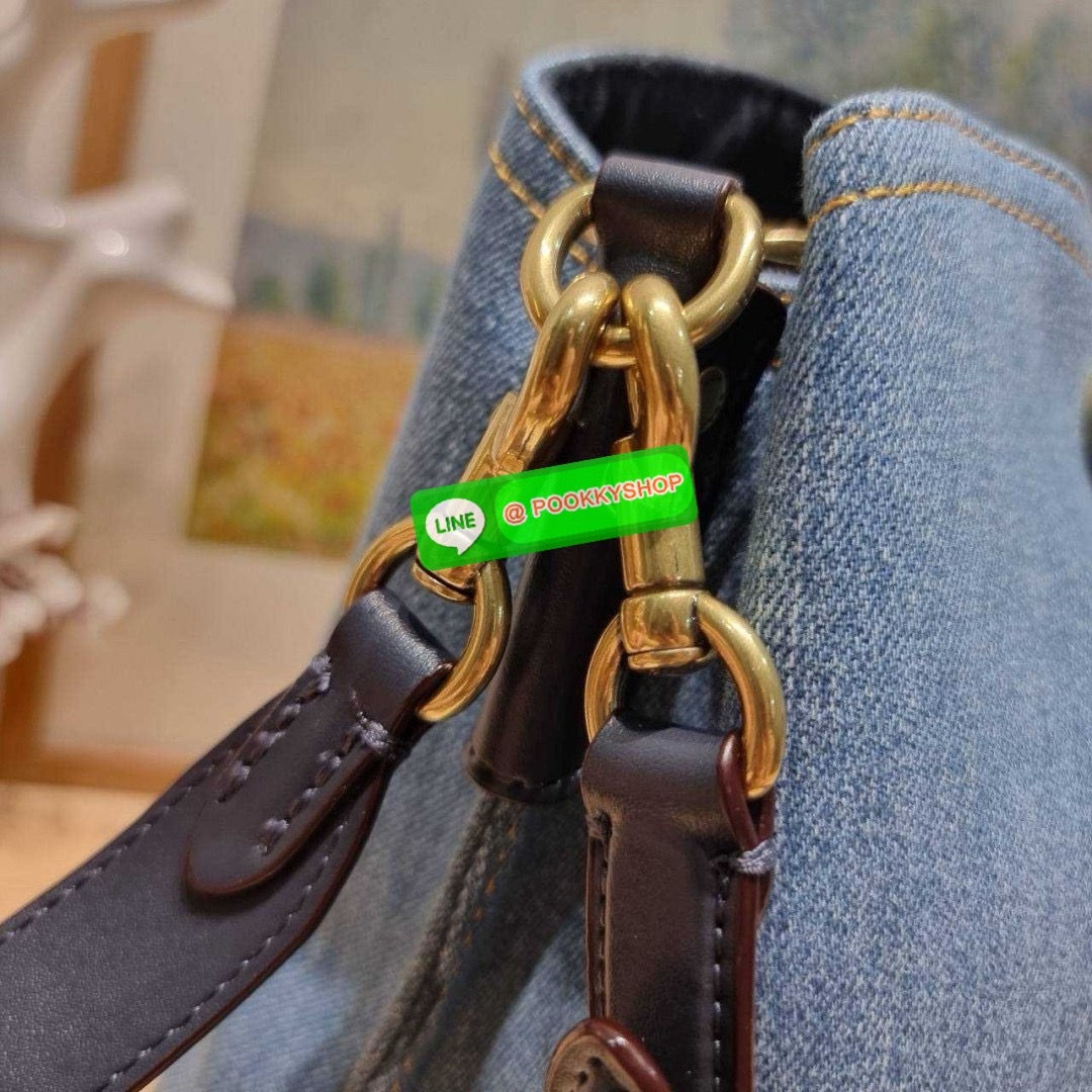 COACH CS241 WILLOW BUCKET BAG 🔆 Details ไอเท็มขายดี the best seller ที่สวยแบบมองไม่เลิก!! สวยแบบทำถึง!! กระเป๋าสะพายไหล่ทรงสวย ดีไซน์คลาสสิควินเทจ สีเดนิมดูโดดเด่น เปิดปิดด้วยตัวบิดล็อค และอีกฝั่งเป็นกระดุมแม่เหล็ก