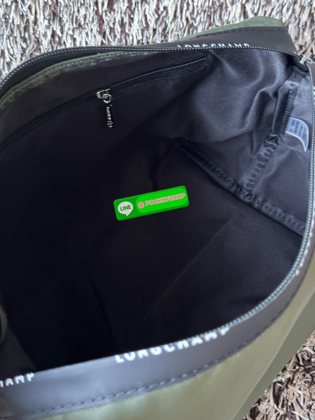 Longchamp LE PLIAGE ENERGY M YOGA BAG คอลเลกชั่นสุดเก๋ของ Longchamp ที่ซึ่งเป็นอีกหนึ่งแฟชั่นมาบรรจบกับกีฬา ออกแบบด้วยรูปแบบการเคลื่อนไหว ประสิทธิภาพ และความทนทานที่หลากหลาย ผลิตด้วยผ้าโพลีเอไมด์รีไซเคิลที่ผ่านการรับรอง ECONYL หัวซิปกันน้ำ มีให้เลือกหลายส