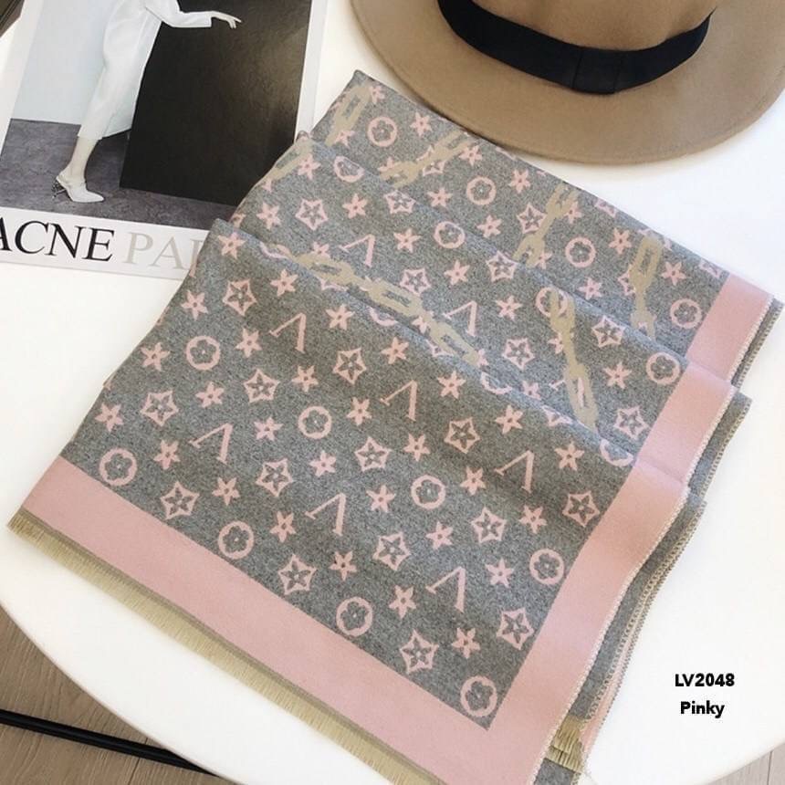 พร้อมส่ง LV2048 ผ้าคลุมไหล่ LV2048 งานนำเข้าแบรนด์LV รุ่นนี้เป็นผ้ามันวาว เด่นมาก ไฮโซตามแบรนด์เค้าเลย ผ้าไม่หนามาก อุ่นเหมือนผ้าห่ม เป็น accessories ได้ทั้งหน้าร้อน และหน้าหนาว