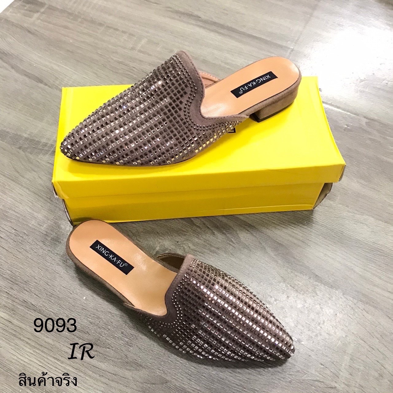 แบบขายดี!! พร้อมส่ง กรี๊ด!!! สลบ อัพเลเวลของคุณให้ดูสวยเก๋ยิ่งขึ้นด้วยคุ่นี้ สลิปเปอร์หนังกำมะหยี่ติดเพชรวิ้งๆทรงหัวแหลมสวยมาก ส้นสูง 1 นิ้ว ไม่เตี้ยจนเกินไป สวมใส่แล้วเก๋อย่าบอกใครเชียว