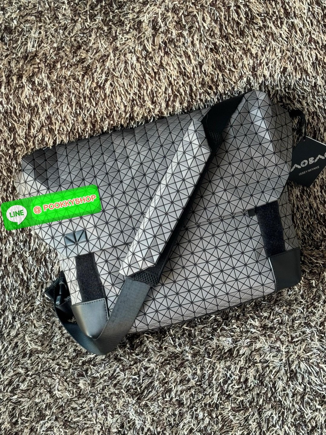 💕Baobao issey miyake Sling shoulder bag ดีไซน์เอกลักษณ์เฉพาะตัว ใส่ของได้เยอะ ช่องกระเป๋าเป็นระเบียบ โดยโดดเด่นด้วยแผ่นรูปสามเหลี่ยมอันเป็นซิกเนเจอร์ในการจัดเรียงสลับกัน รุ่นนี้ยังมีจุดเด่นในเรื่องคุณสมบัติการใช้งาน ภายในมีช่องบุหนาสำหรับใส่โน้ตบุ