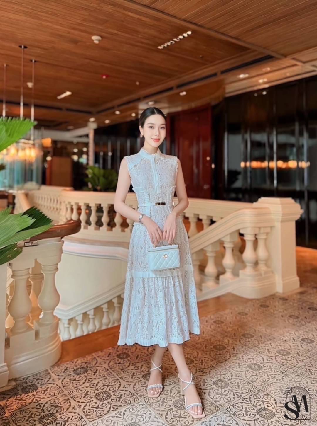 มิดิเดรสคอปีนกระดุมใช้งานได้จริง เนื้อผ้าลูกไม้นิ่มตัดกับซับในสีเบจ กุ้นและตกแต่งด้วยลูกไม้และผ้าอัดพลีท งานมีซับในซิปหลัง มาพร้อมเข็มขัดเข้าเซต ให้ลุคสวยสุภาพ