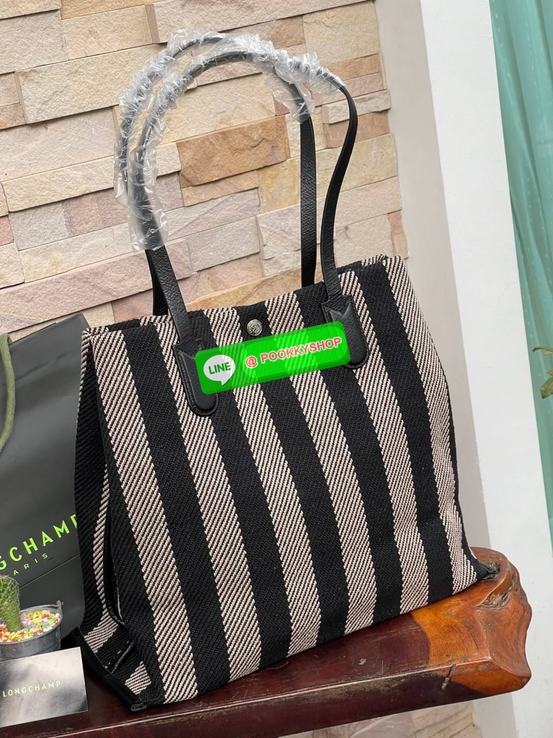 💕 Longchamp Essential Stripes shoulder bag อีกหนึ่งคอลเลคชั่นสำหรับใครที่ต้องการกระเป๋าแบบใช้งานได้ในหลาย ๆ โอกาส การเลือกกระเป๋าขนาดเล็กย่อมไม่สะดวกและไม่ครอบคลุมต่อการใช้สอยอย่างแน่นอน Longchamp รุ่นนี้สามารถตอบโจทย์ ในการใช้งานที่หลากหลายขึ้น เ