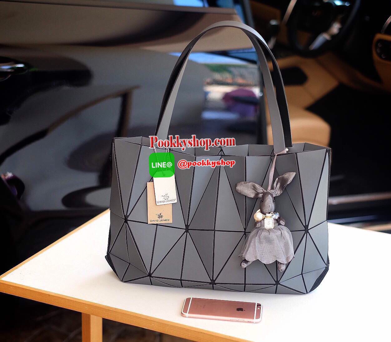 ห้ามพลาดเลยค่า ได้ สีใหม่ ลายใหม่ Metallic Grey ทรงสุดฮิตจากแบรนด์ David Jones ใบนี้ มาพร้อมกับน้องกระต่ายสีเข้า set กับกระเป๋าคะ กระเป๋า ทรง Tote ตัวกระเป๋าเย็บติด ด้วยแผ่นอคิลิค สุดหรู ดีไซน์เกร๋ จุดเด่นที่ น้ำหนักเบา สามารถ ถือ หรือ สะพายไหล่ได้คะ ใบให