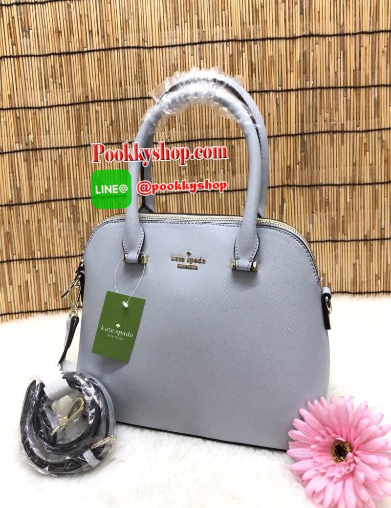 Kate Spade New York Saffiano Bag กระเป๋าถือหรือสะพายข้าง ลายหนังซาฟเฟียโน่ ทรงโดมสวย ด้านหน้ามีอะไหล่แบรนด์ เปิดปิดกระเป๋าด้วยซิป ภายในโล่งกว้าง ใส่ของจุทีเดียวค่ะ มีช่องซิปและช่องเล้กให้ใส่ของจุกจิกค่ะ มาพร้อมสายยาวถอดออกได้ปรับระดับได้มาด้วยนะค่ะ....รุ่