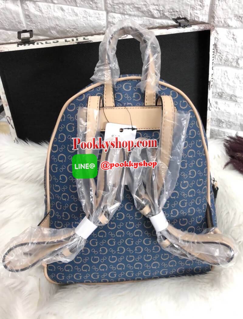 New arrival GUESS WOMEN’S CURRAN BACKPACK ONE SIZE HANDBAG พร้อมส่งค่ะ!!!! กระเป๋าสะพายหลังแบบมีหูหิ้ว Lining+Polyester 100% หนังนิ่ม น้ำหนักเบา รู้สึกได้ตอนสัมผัสนะค่ะ ออกแบบลาย Gทั้งใบ ด้านหน้าติดโลโก้แบรนด์ ปักลายดอกแบบกนกได้สวยงามมากๆค่ะ มีชีองซิปหน้า
