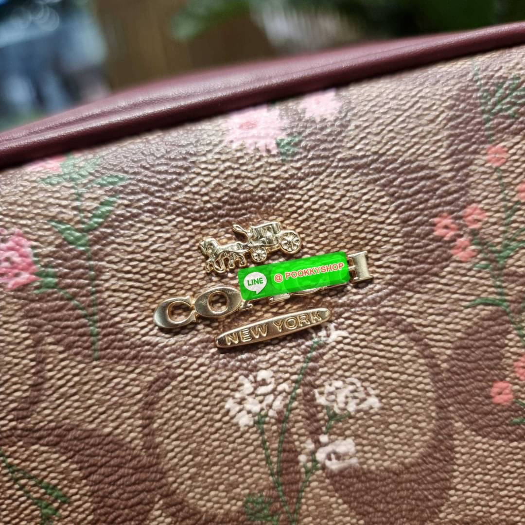COACH CA719 MINI JAMIE CAMERA BAG IN SIGNATURE CANVAS WITH WILDFLOWER PRINT กระเป๋าสะพายข้าง สวยอยู่ทรง รอบนี้มาในไซน์มินิ ขนาดกำลังดี ดีไซน์น่ารักน่าใช้ ด้วยลายพริ้นท์คละรอบใบ วัสดุหนังแคนวาสเคลือบลาย เปิด-ปิดด้วยซิป ใช้งานสะดวก ภายในเป็นช่องโล่ง พกพาของ