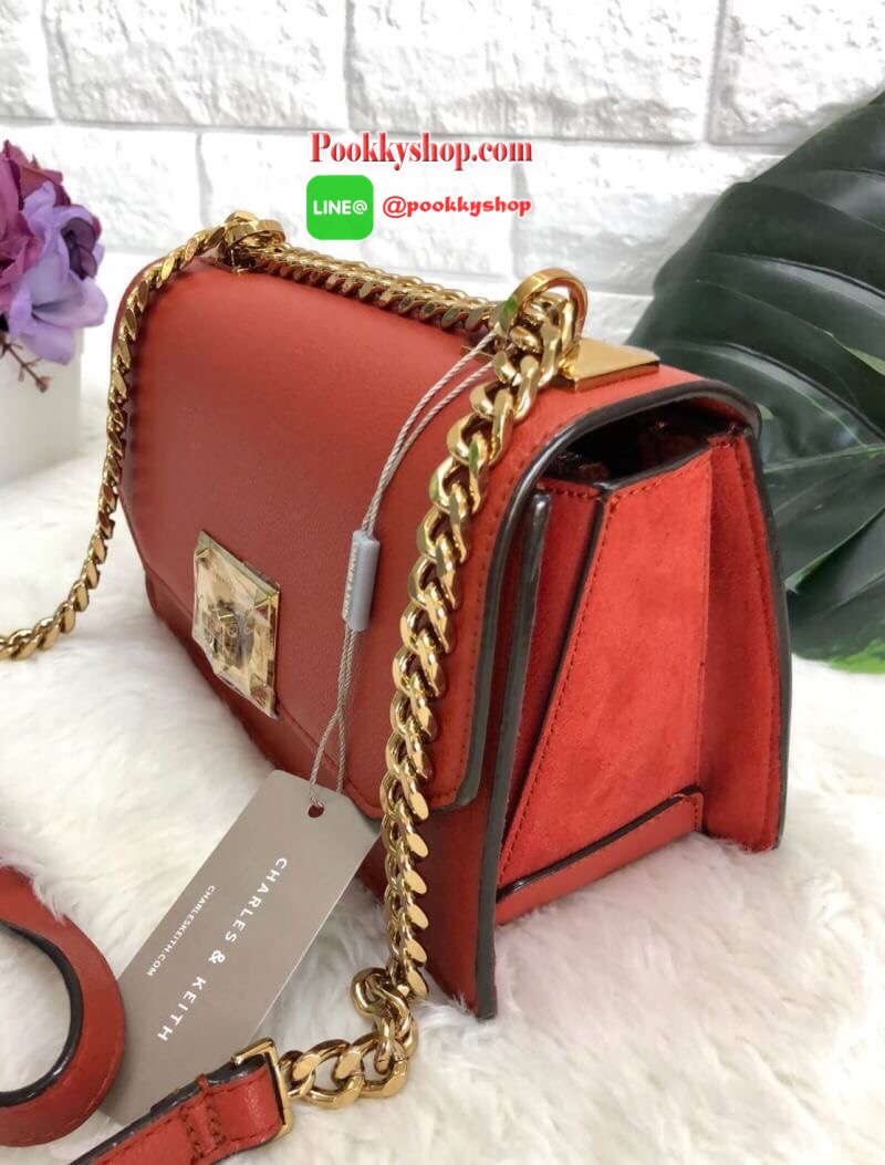 New in !!! CHARLES & KEITH CLASSIC FRONT FLAP CROSSBODY BAG ล็อตนี้อะไหล่แบบวินเทจ ใบจริงหรูมากค่ะ! กระเป๋าสะพายข้างหรือรวบสายเปลี่ยนแบบถือเก๋ๆ ก็ได้ค่ะ วัสดุหนังคาร์เวียร์ด้านตัดหนังกำมะหยี่ด้านข้างได้อย่างลงตัวสวยงาม เปิดปิดกระเป๋าแบบกดล็อคอะไหล่โลหะแบร