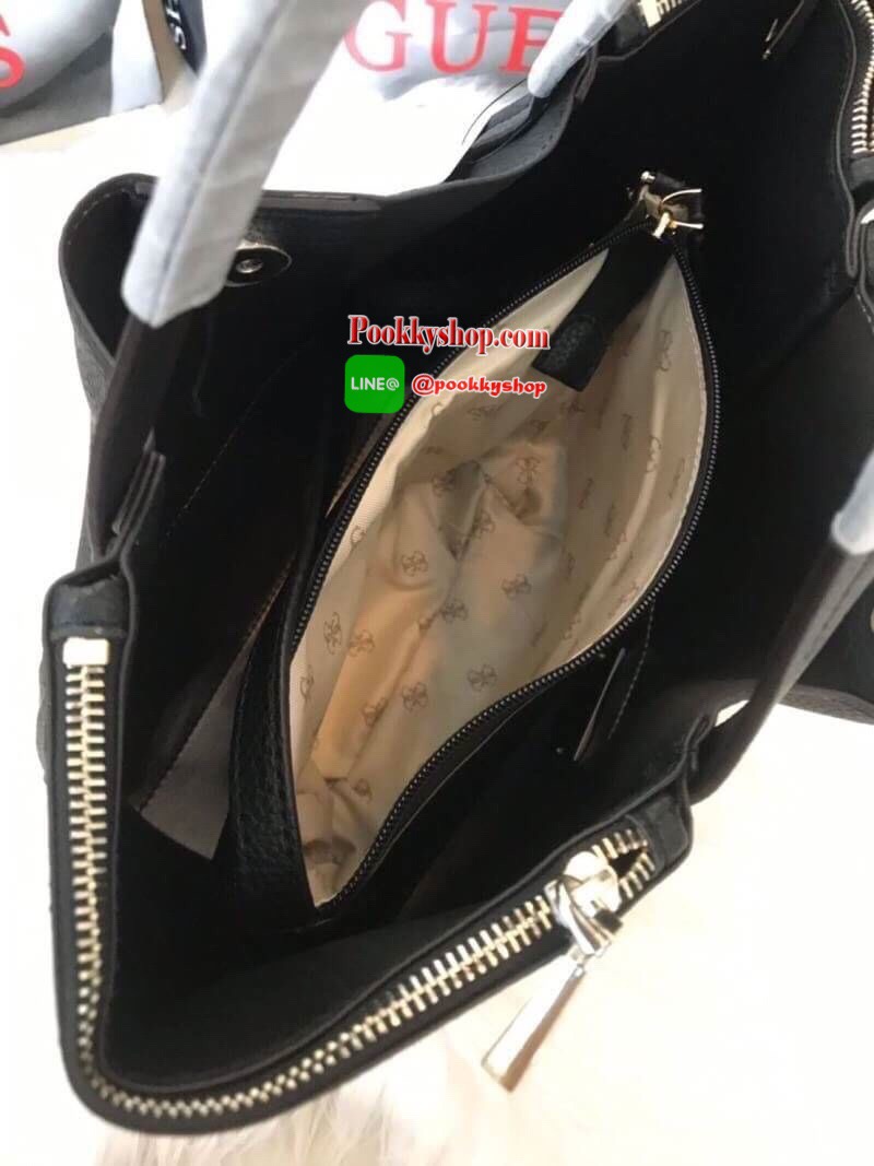GUESS HEIDI HAMMERED EFFECT BAG 2 in 1กระเป๋าสะพายจาก Guess factory วัสดุ PU คุณภาพดี นิ่ม น้ำหนักเบา ด้านหน้าประดับด้วยโลโก้แบรนด์สุดหรู เปิดปิดกระเป๋าด้วยกระดุมแม่เหล็กและซิป ด้านในโล่งกว้างมีช่องสำหรับใส่ของด้านข้างกระเป๋าเพิ่มอีก2ช่องใช้งาน รุ่นนี้มาพ