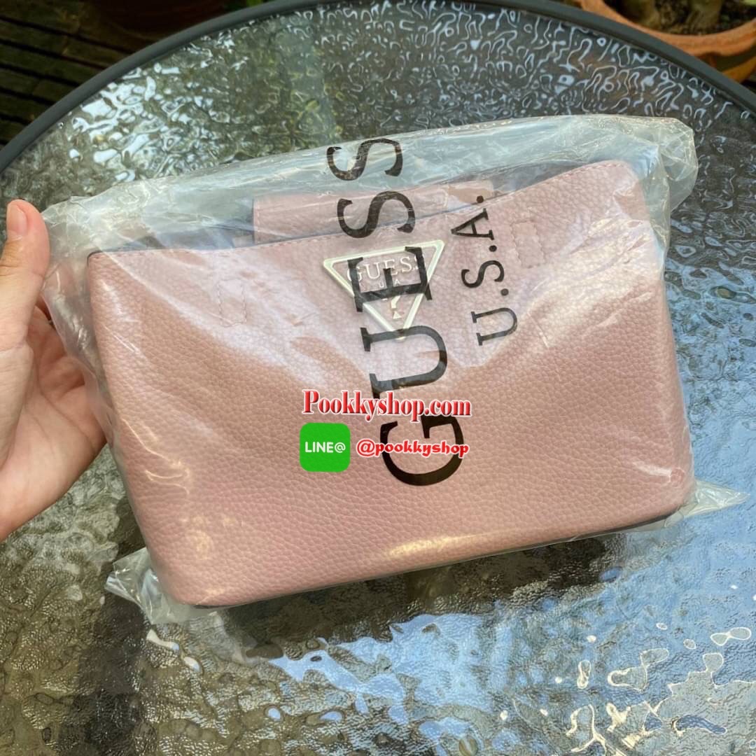 Guess Aretha Mini Satchel กระเป๋าขนาดกระทัดรัด วัสดุทำจากหนัง PU สังเคราะห์นุ่มมือมาก น้ำหนักเบา โลโก้แบรนด์สีทองด้านหน้าดูหรูหรา สายผ้าแคนวาสถอดได้ ด้านในแบ่งเป็นสัดส่วน มีซิป น่ารักมากๆค่ะรุ่นนี้