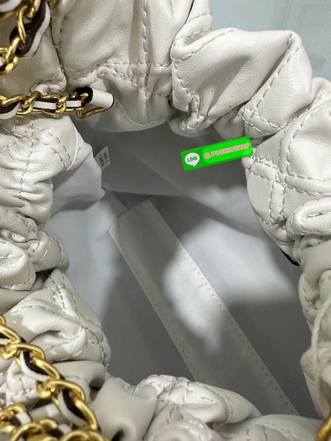 Tory Burch Fleming Drawstring Bag ผลิตจากหนังนิ่ม ตกแต่งด้วยลายไดมอนด์และสายโซ่