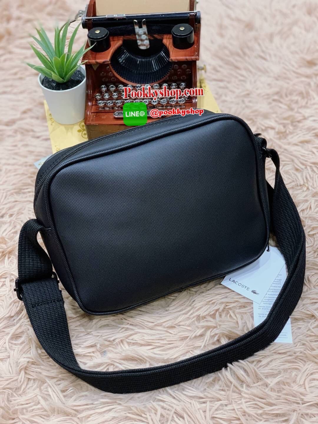 ลาคอส Classic Shoulder Bag Crossbody Bag กระเป๋าสะพายที่สามารถสะพายได้ทั้งสายคู่และสายเดี่ยว รูปทรงกว้างในลักษณะแนวนอน ใส่กระเป๋าสตางค์ยาว มินิไอแพคได้วัสดุpvc100% กันน้ำได้ เปิดปิดด้วยซิปเดียวใช้งานง่าย ด้านหน้ามี1ช่องใช้งานเสียบมือถือหรือของจุกจิกได้