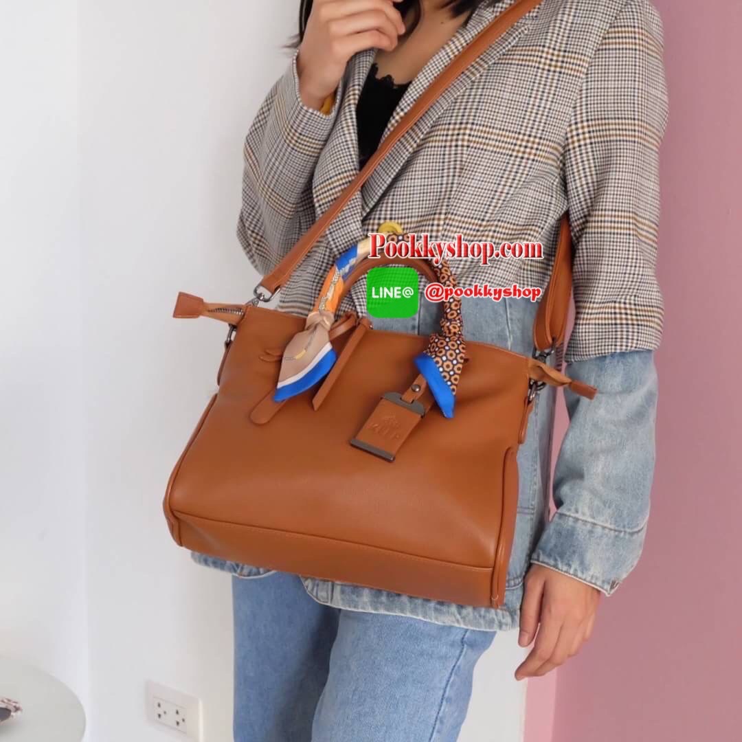 ทรงสวยขายดีมาก จากแบรนด์ KEEP ทรง รุ่น Parish hand bag with cute taddy จุดเด่นที่ >หนังเนื้อดี นิ่มมาก >น้ำหนักเบา >ถือสะพายเข้าง่ายกับทุกชุด >ขนาดกระเป๋ากำลังดีคะ ใส่ กปต ยาว ไอแพด จุคุ้ม > มีช่องย่อยแบ่งเก็บของด้านใน ถึง 3 ช่องใหญ่ แยกเก็