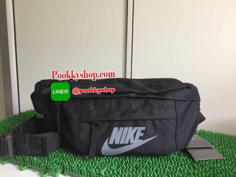 Brand : NIKE รุ่น TECH HIP PACK Detail : กระเป๋าขนาดพอเหมาะ คาดเอว สะพายข้าง หิ้วแบบชิวๆ เปิดปิดด้วยซิป 3 ช่อง (2 ช่องใหญ่ 1 ช่องเล็ก) โลโก้ด้านหน้า Nike เด่นชัด ภายในมีช่องใหญ่บนสุด มีช่องซิปเล็ดตาข่ายอีก 1 ช่อง บรรจุของได้จำนวนมาก ช่องเล็กด้านหน้าสามารถ