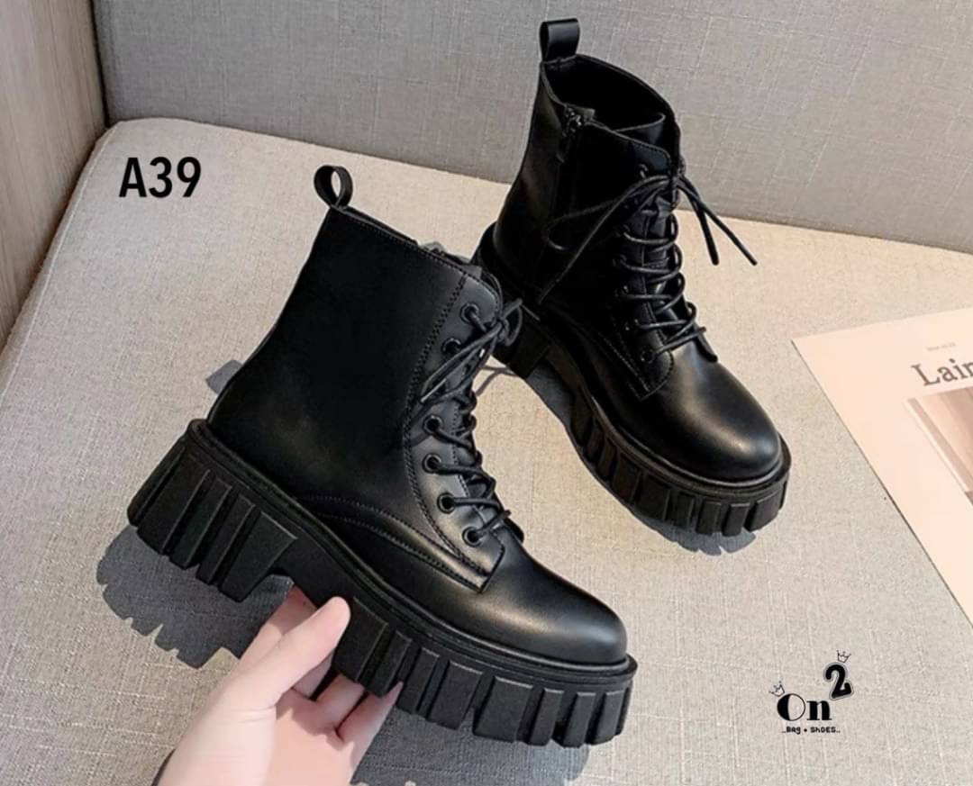 ลุคสนามบินออกบ้านทั้งทีรองเท้าต้องไม่ธรรมดาคร่า บูทเที่ยวเขา แค้มป์ปิ้งเดินป่า เช็คอินรีสอท หรือคาแฟ่สวยๆฟิวเมืองนอกเกร๋ๆ ถ่ายรูปสวยมากกและที่สำคัญบูทคู่นี้สวยแมทช์กับชุดได้ง่ายมากๆค่ะ