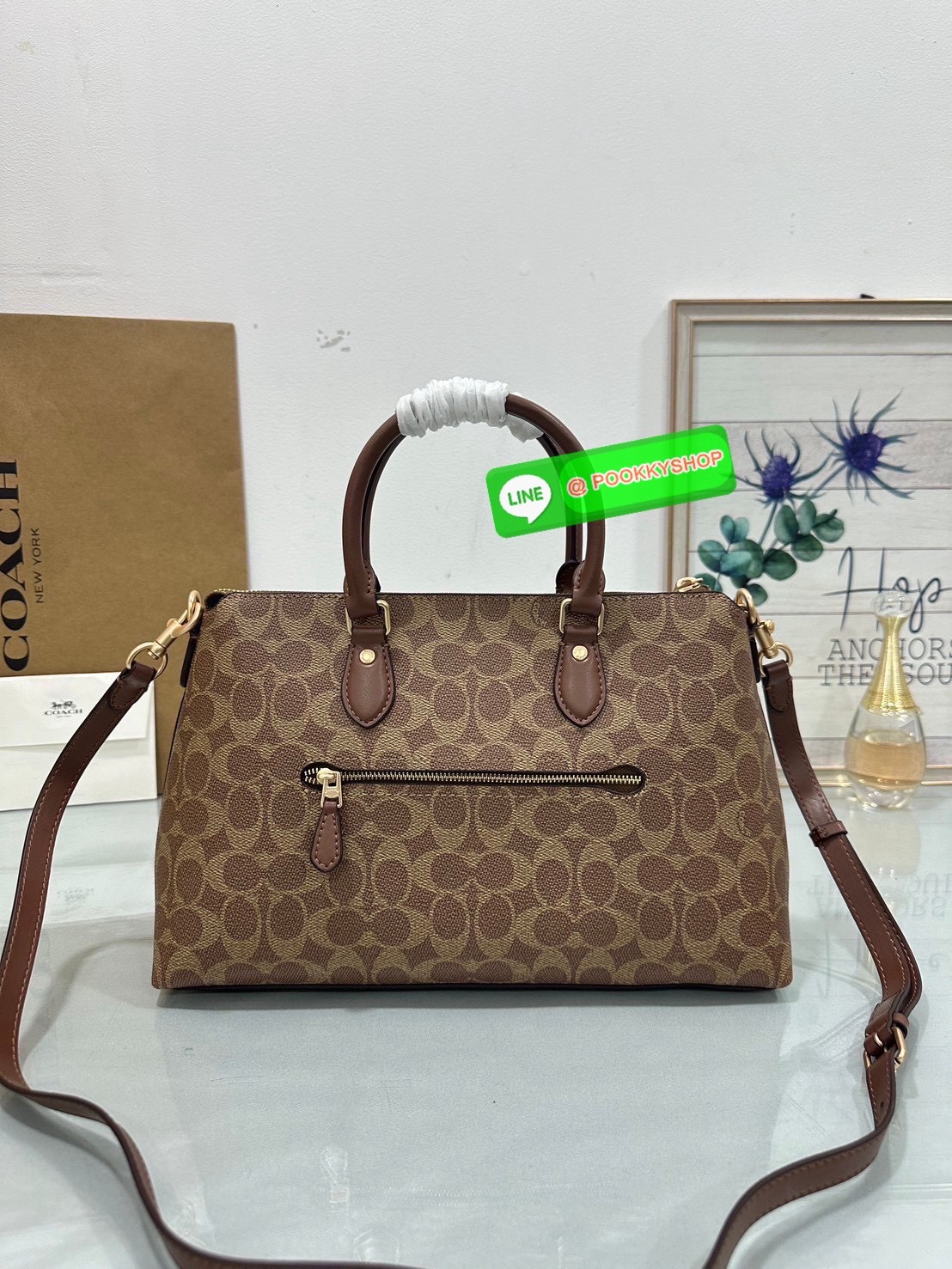 Coach CW422 Georgia Satchel Bag In Signature Canvas คลาสสิก เรียบหรู ใช้ได้ทุกโอกาส ใบนี้ไม่มีไม่ได้! Coach CW422 รุ่น Rowan Satchel คลาสสิก สวยหวานแต่ดูแพง ทรงหมอนถือได้ สะพายได้ น้ำหนักเบา ฟังก์ชันครบ ใส่ของได้เยอะ ไม่ต้องคิดนาน! จะออกงาน ทำงาน หรือใช้ท
