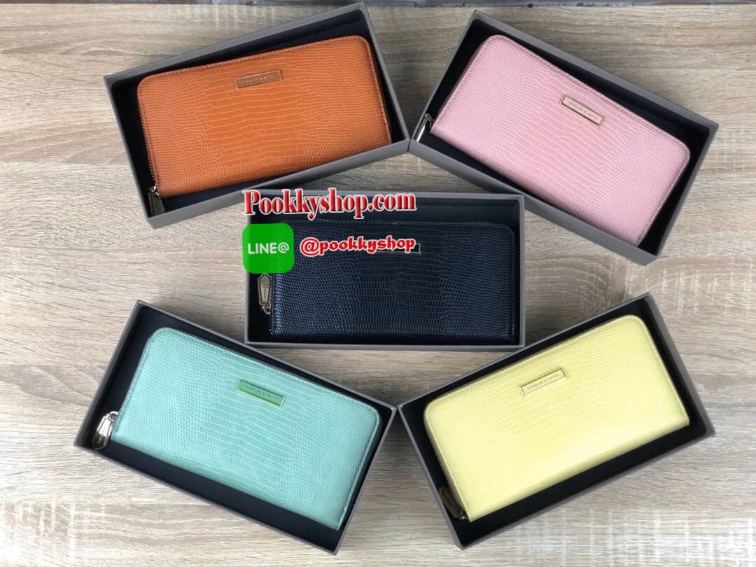CHARLES & KEITH CROC-EFFECT LONG WALLET กระเป๋าเงินใบยาวซิปรอบ หนังปั๊มลายจรเข้ทั้งใบ ด้านในกระเป๋าแบ่งเป็น 3 ช่องใหญ่ มีช่องซิปใส่เหรียญตรงกลาง จุการ์ด 12 ช่อง สามารถใส่ธนบัตรได้ตามยาวอีก 2 ช่อง ใส่ iPhone plus ได้นะคะ❤️ รุ่นนี้มีแต่สีน่ารักๆเลยค่