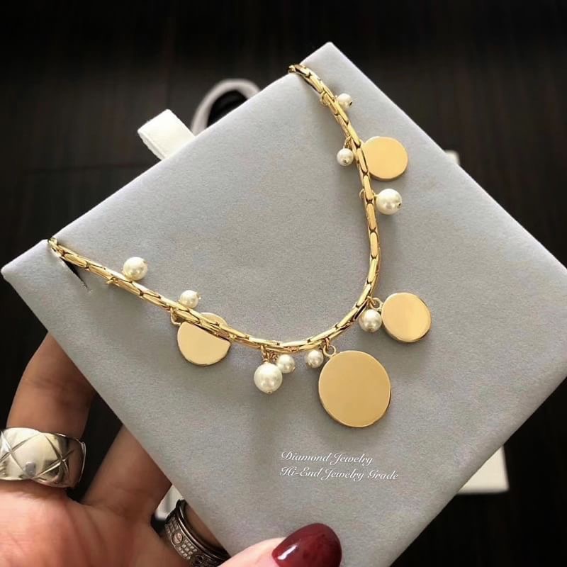 Super Hi-End Quality !!!!!!!! ((งาน 1:1 เหมือนแท้ สวยเป๊ะมากๆค่ะ)) Christian Dior Bracelet สร้อยข้อมือมุกดิออ งานเกรดซุปเปอร์ไฮเอนคะ สวยมากๆ ปรับระดับสั้นยาวได้ตามต้องการ ตัวเรือนสีทองคลาสสิค ประดับมุกสวยขาว ใส่ออกมาน่ารักที่สุด ฮ๊อตฮิตมากค่ะ ดาราใส่ตรึม